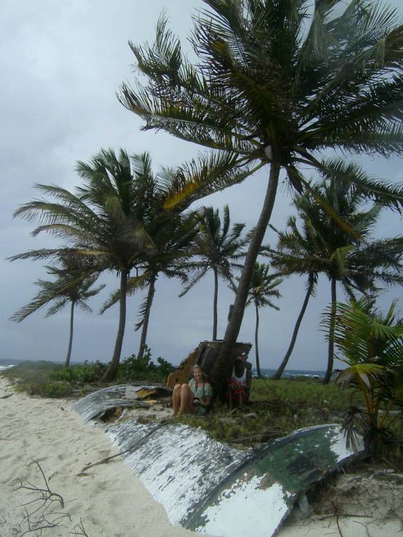 Protegendo-se de tormenta em abrigo improvisado com restos de nave russa em Tobago Cays, no sul de São Vicente e Granadinas, no Caribe